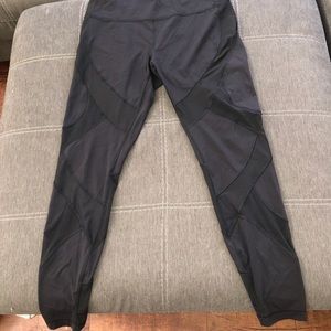 Lululemon Black Full Length Legging w/mesh design